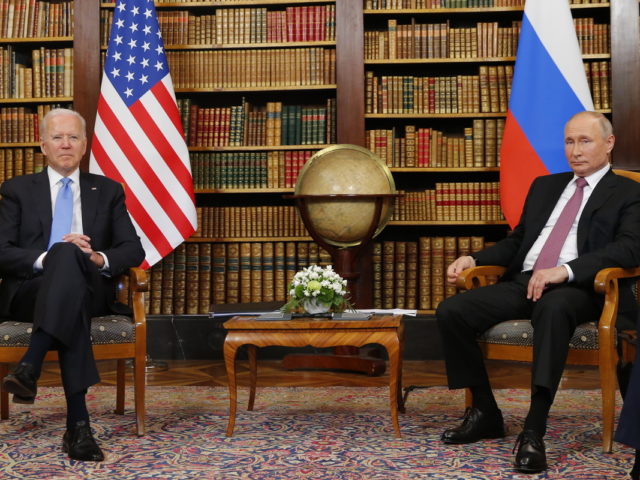 Ο Μπάιντεν κατηγορεί τη Ρωσία πως επιδιώκει να αναμιχθεί στις ενδιάμεσες βουλευτικές εκλογές του 2022