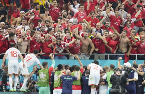 «Οι αγώνες του Euro ενδέχεται να αποτελέσουν εστίες υπερμετάδοσης»: Καμπανάκι από τον ΠΟΥ