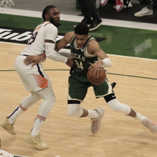 Τελικοί NBA: Εμειναν «ζωντανοί» οι Μπακς [ΒΙΝΤΕΟ]