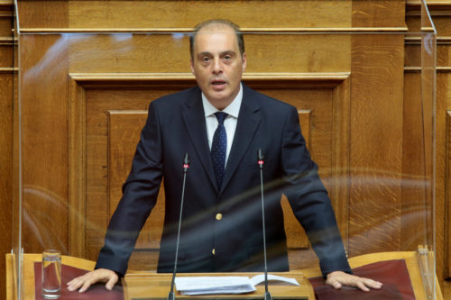 Ένσταση αντισυνταγματικότητας από την Ελληνική Λύση στην τροπολογία για τον υποχρεωτικό εμβολιασμό στους άνω των 60 ετών