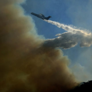Συνεχίζεται η μάχη με τις φλόγες στη Σάμο