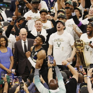 Πρωταθλητές οι Μπακς με διαστημικό Αντετοκούνμπο