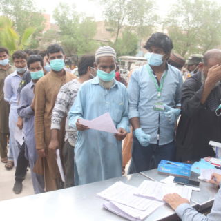 Το Πακιστάν απαγορεύει την πρόσβαση στον δημόσιο τομέα, την εκπαίδευση, τα εμπορικά κέντρα και τα αεροπορικά ταξίδια στους ανεμβολιάστους πολίτες