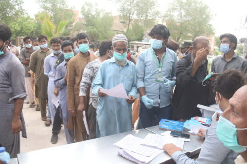 Το Πακιστάν απαγορεύει την πρόσβαση στον δημόσιο τομέα, την εκπαίδευση, τα εμπορικά κέντρα και τα αεροπορικά ταξίδια στους ανεμβολιάστους πολίτες