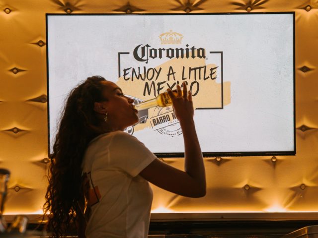 Απόψε το κορίτσι θέλει θάλασσα κι η παρέα θέλει Coronita Bucket