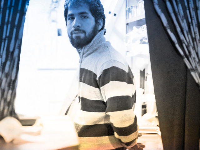 Ο Reza Gkolami γράφει για έναν κόσμο χωρίς σύνορα και θαλασσοδαρμένες βάρκες