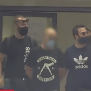 Ηλιούπολη: Άφησαν τον αστυνομικό να τηλεφωνήσει πριν τον συλλάβουν και… εξαφανίστηκε το λάπτοπ του