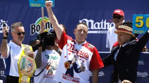 Νέα Υόρκη: Κατανάλωσε 76 χοτ ντογκ σε 10 λεπτά – Κατέρριψε το προηγούμενο ρεκόρ του [BINTEO]