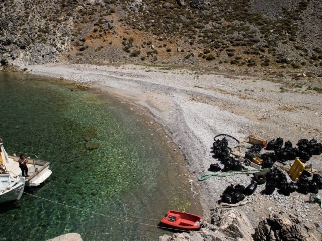 Στο «Αμοργόραμα» οι αλιείς ρίχνουν τα δίχτυα τους για να ψαρέψουν απορρίμματα