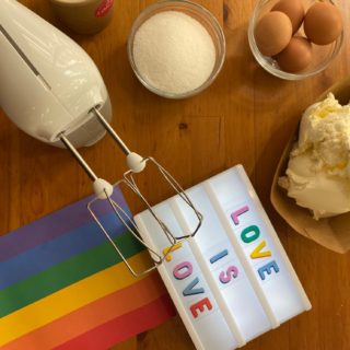 Pride Cheesecake: Ανακατεύουμε αγάπη με χρώμα και αλληλεγγύη και έτοιμο