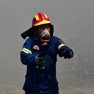 Σε εξέλιξη μεγάλη φωτιά στα Νέα Στύρα της Εύβοιας