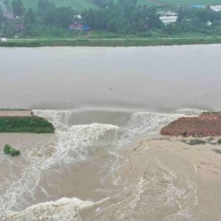 Πλημμύρες στην Κίνα: Σχεδόν 200.000 άνθρωποι απομακρύνθηκαν από τα σπίτια τους [BINTEO]