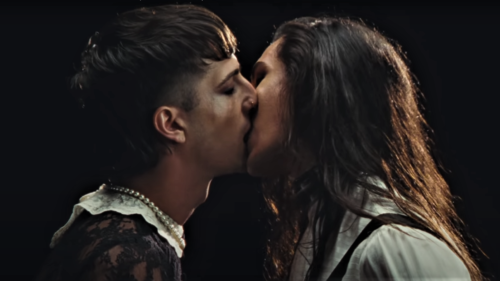 Είδαμε το νέο βίντεο των Måneskin και θέλουμε να γίνουμε «τα πάντα τους».