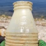 Πλαστικό μπουκάλι γάλακτος από το 1980 ξεβράστηκε σε παραλία της Θεσσαλονίκης