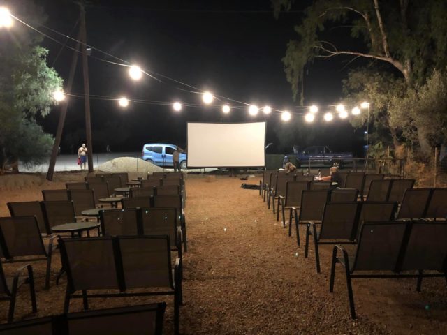 Θερινό σινεμά στη Νότια Εύβοια για την ενίσχυση των πυρόπληκτων έστησε ο Χάρης Τζωρτζάκης