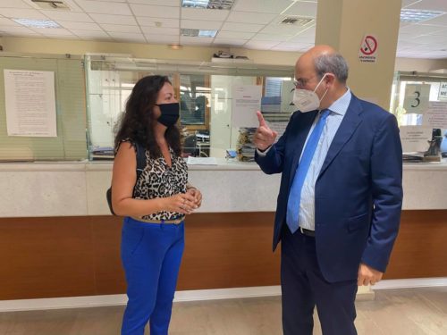 «Κοιτάξτε με καλά είμαι ο υπουργός» – «Αιφνιδιαστική επίσκεψη» του Κωστή Χατζηδάκη στον ΕΦΚΑ Κέρκυρας