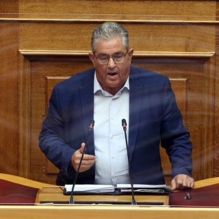 Κουτσούμπας: «Ο κόσμος αφήνεται στην τύχη του – Εθελοντές παλεύουν με τις φωτιές»