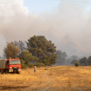 Συνεχίζεται η μάχη για την κατάσβεση της πυρκαγιάς στη Ρόδο
