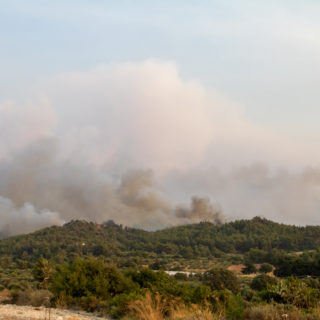 Σε ύφεση τα μέτωπα της πυρκαγιάς στη Ρόδο