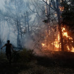 Φωτιά στην Βαρυμπόμπη – Επιχειρούν και εναέρια μέσα