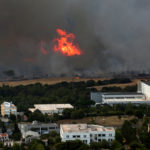 Δεκαέξι προσφυγόπουλα μεταφέρθηκαν από την Αμυγδαλέζα στην Ελευσίνα λόγω της πυρκαγιάς