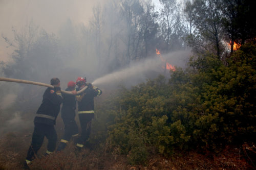 Μαίνεται το πύρινο μέτωπο στην Λίμνη Εύβοιας