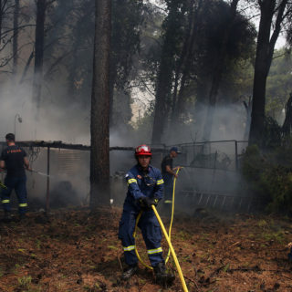 Σχεδόν διπλάσιοι οι αστυνομικοί στις πυρκαγιές από τους πυροσβέστες στη Βαρυμπόμπη