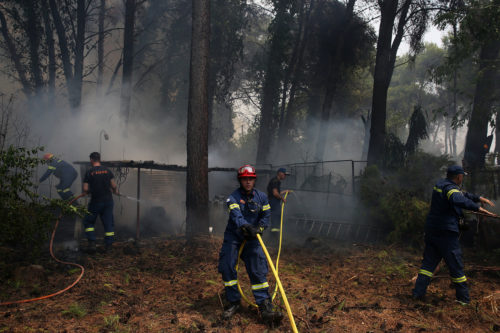 Σχεδόν διπλάσιοι οι αστυνομικοί στις πυρκαγιές από τους πυροσβέστες στη Βαρυμπόμπη