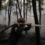 Κερατέα: Φωτιά στον Νέο Κουβαρά, κοντά σε κατοικημένη περιοχή