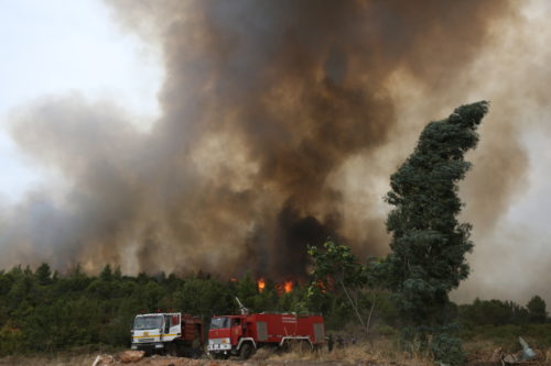 Σε πλήρη εξέλιξη το μέτωπο προς Καπανδρίτι και Μαλακάσα – Στις φλόγες οι Αφίδνες και η Ιπποκράτειος Πολιτεία