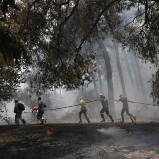 Βόρεια Εύβοια: Οι φωτιές απειλούν το Ασμήνιο