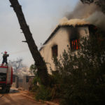 Πολίτες καταγγέλλουν ότι κατεστραμμένα από τη φωτιά σπίτια καταγράφονται ως μερικώς κατοικήσιμα για να μειωθεί η αποζημίωση [ΒΙΝΤΕΟ]