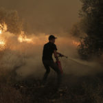 Υπό μερικό έλεγχο η φωτιά στον Προφήτη Ηλία Αγίων Θεοδώρων Κορινθίας