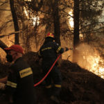 Εύβοια: Εκτός ελέγχου η φωτιά, πέρασε την Eθνική Oδό με κατεύθυνση τον κάμπο του Δύστου