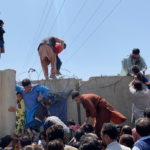 Αφγανιστάν: Πλήθη απελπισμένων ανθρώπων προσπαθούν να διαφύγουν με κάθε τρόπο από την Καμπούλ [ΒΙΝΤΕΟ]