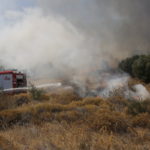 Φωτιά ξέσπασε τα ξημερώματα στο Δασκαλειό Κερατέας – Βίντεο την ώρα που ρίχνουν φωτοβολίδα