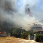 Σε πλήρη εξέλιξη οι πυρκαγιές σε Κερατέα και Βίλια