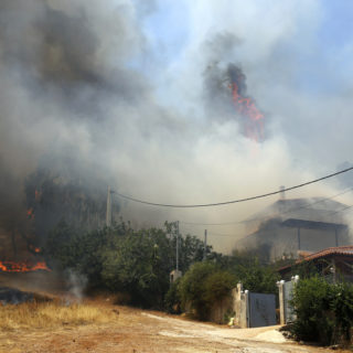 Σε πλήρη εξέλιξη οι πυρκαγιές σε Κερατέα και Βίλια