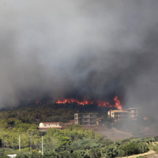 Δεκάδες συλλήψεις και προσαγωγές στην Αττική για εμπρησμούς