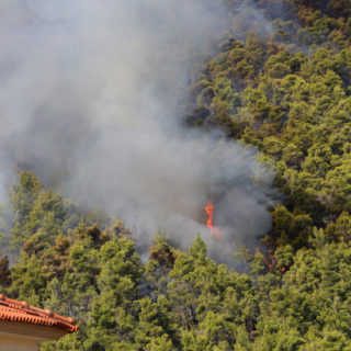 Φωτιά στα Βίλια: Έως την Κρήτη ο καπνός από τις νέες πυρκαγιές στην Αττική