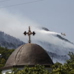 Φωτιά στα Βίλια: Στις φλόγες παραδόθηκαν τα πρώτα σπίτια