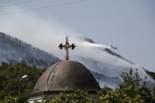 Φωτιά στα Βίλια: Στις φλόγες παραδόθηκαν τα πρώτα σπίτια
