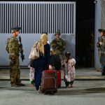 Είκοσι έξι Αφγανές γυναίκες δικαστές και δικηγόροι με τις οικογένειές τους έφτασαν στην Αθήνα