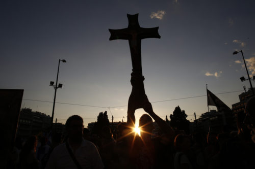 Επεισόδια και δεκάδες προσαγωγές στη χθεσινή συγκέντρωση αντιεμβολιαστών στην πλατεία Συντάγματος