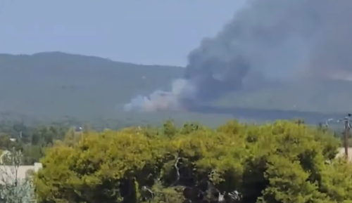 Φωτιά στη Βαρυμπόμπη: Μήνυμα από το 112 – «Κλείστε τις καμινάδες, τις πόρτες και τα παράθυρα»