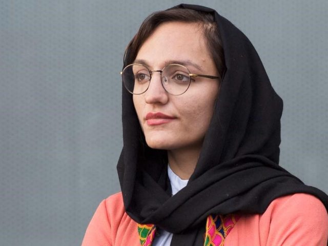 «Περιμένω να έρθουν να με σκοτώσουν» – Συγκλονίζει η πρώτη γυναίκα δήμαρχος στο Αφγανιστάν