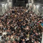 Συγκλονιστική εικόνα: Περισσότεροι από 600 Αφγανοί «στοιβαγμένοι» σε στρατιωτικό αεροπλάνο των ΗΠΑ