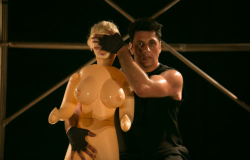 Ο Γιώργος Χρυσοστόμου «τα λέει όλα» στην προσωπική του παράσταση Mute