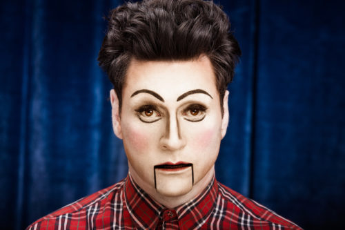 Ο Γιώργος Χρυσοστόμου «τα λέει όλα» στην προσωπική του παράσταση «Mute»