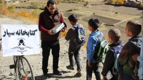 Ο δάσκαλος που μετέφερε με το ποδήλατό του βιβλία στα απομακρυσμένα χωριά του Αφγανιστάν